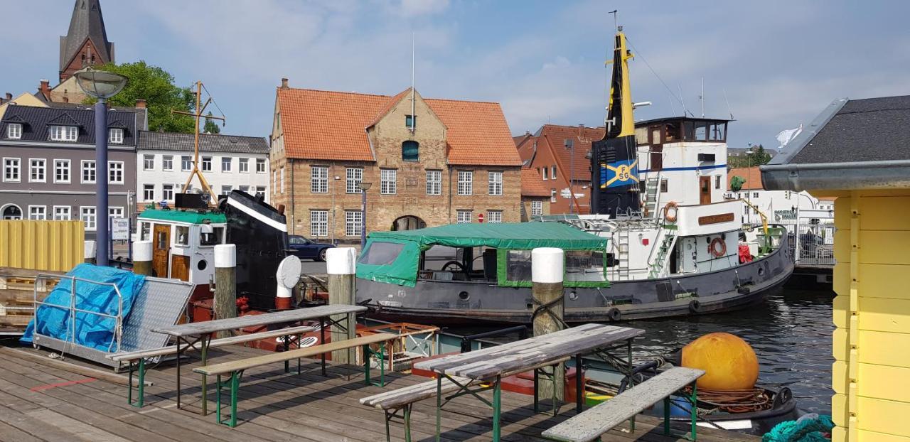 Kapitainskoje Direkt Am Hafen Flensburgs Exterior foto
